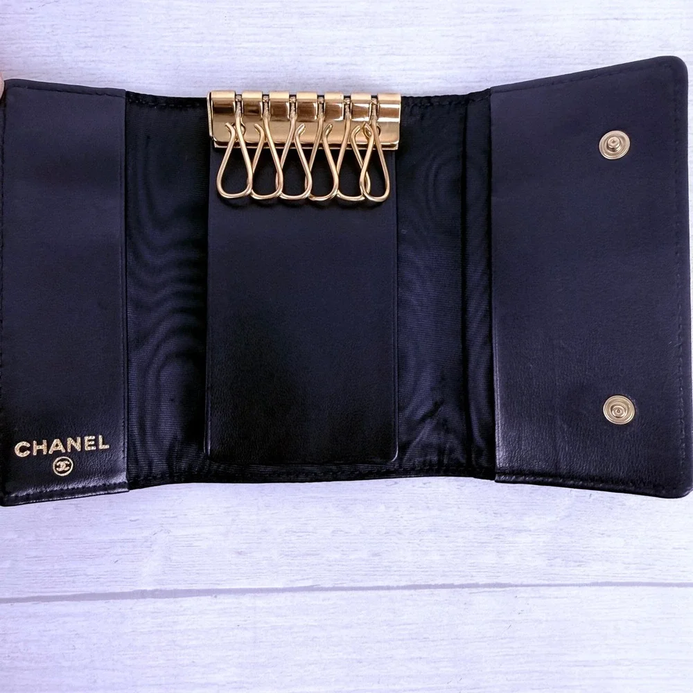 Chanel Key Holder Black Patent Leather CC Logo Vintage 6 Hook Wallet